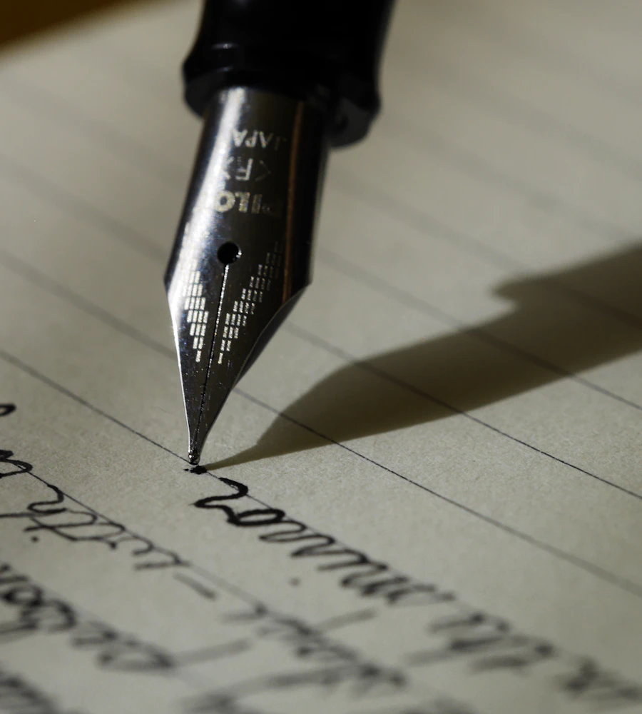 Una lapicera sobre un cuaderno con notas escritas a mano.